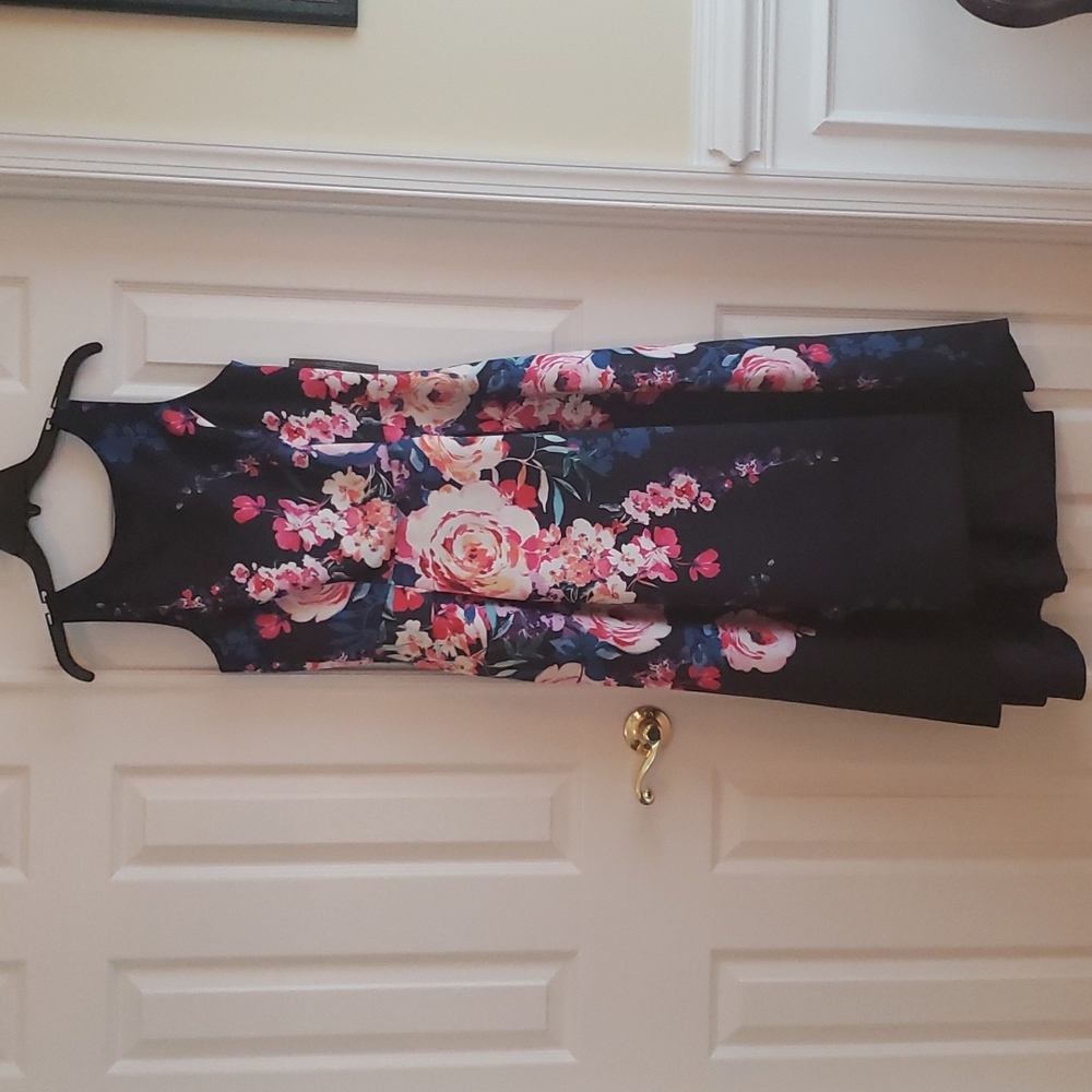 Tahari. A Perfect dress for a wedding guest And A Heck Of A Deal! Size 8. NWT
